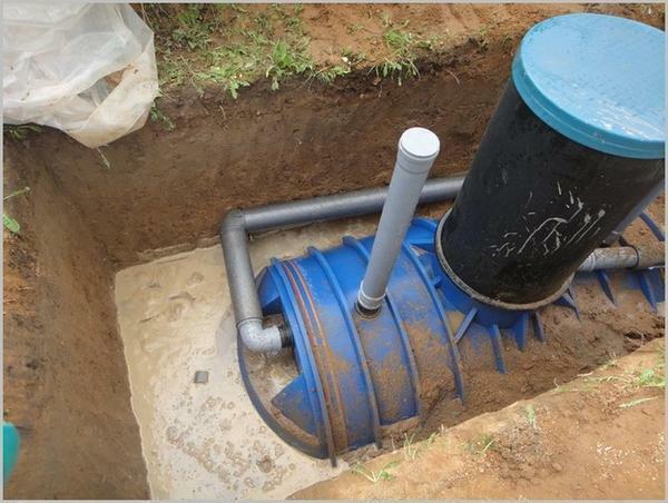 Perto das águas subterrâneas - um fator que complica muito a instalação de uma fossa séptica no local Serviço Privado propriedades rurais