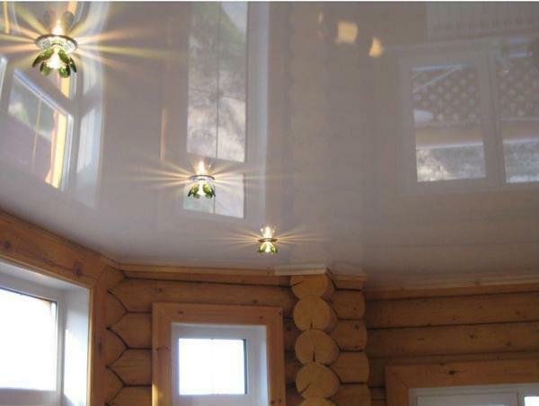 Dans un plafond de maison en bois - la solution optimale, ce qui réduit considérablement le coût de finition