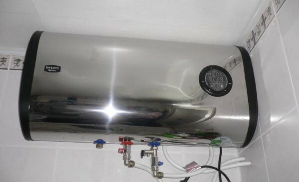 Foto stolitrovogo boiler akumulatif, memuaskan kebutuhan air panas, empat orang