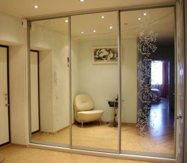 Peegeldatud uksed garderoob - see on suurepärane võimalus visuaalselt laiendada ruumi toas