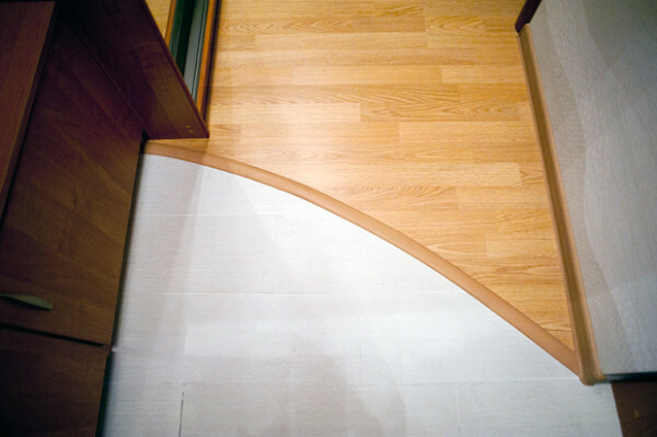 Wear-resistant tiles and practical laminate - a great combination for anteroom
