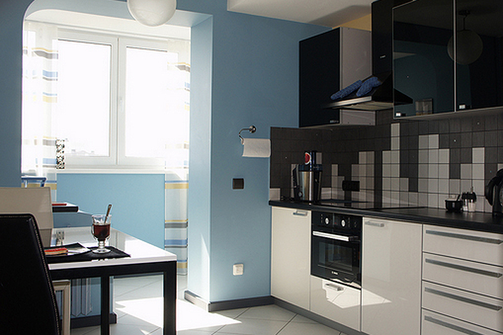Bucătărie de design, cu balcon: blind-urile de interior pentru balcoane, combinate cu o bucătărie, o ușă de balcon