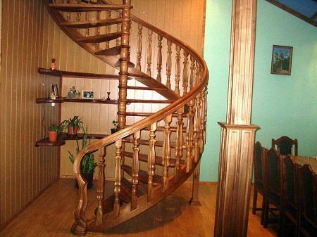 Spiraliniai laiptai puikiai į bet kurioje patalpoje, nepriklausomai nuo stiliaus, kurioje jis pagamintas