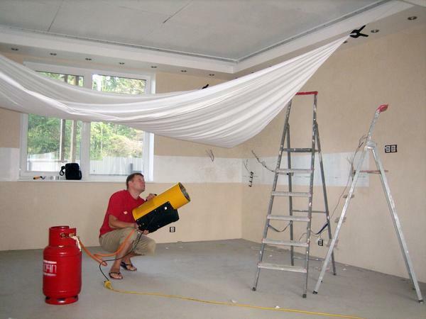 When installing the stretch ceiling, it is necessary to warm the room with a heat gun to the desired temperature