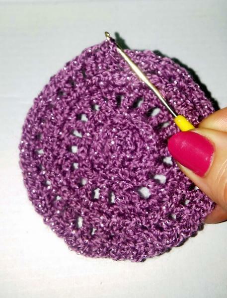 At the heart of the rug is a round motif. In a ring of six air loops 12 stitches are knit without a crochet, in each next row 12 columns are added with equal intervals. It is not necessary to make circles of such sizes, as shown in the photo: it can be arbitrary