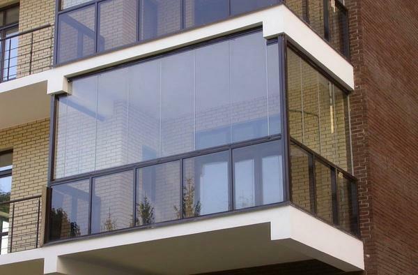 Odaberite dizajn aluminijskih balkona treba, ovisno o ukupnom dizajnu sobi