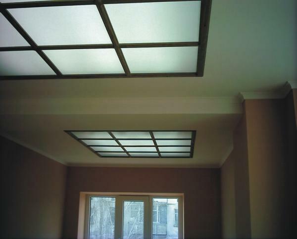 I vår tid, blir det en populær bruk av lys paneler i det indre av leiligheter, hus og til og med kontorer