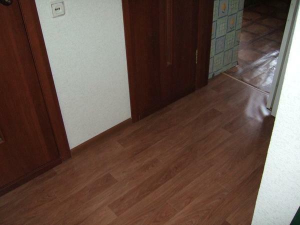 Many people prefer to choose linoleum, because it is environmentally friendly and safe for health