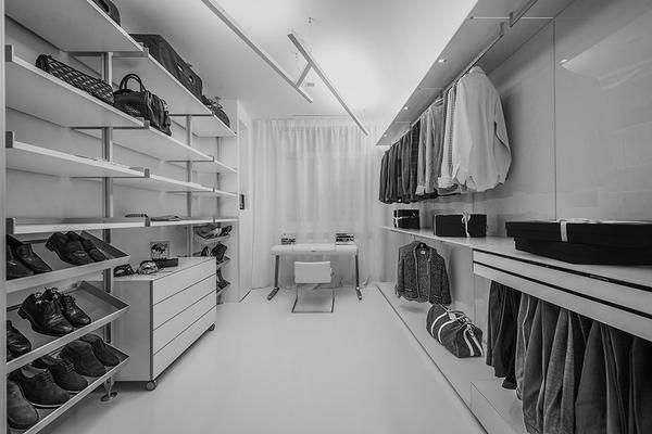 To determine the style of the dressing room, you must listen to the recommendations of experienced designers