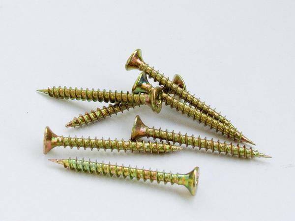 By the color of the product it is easy to determine from what material the self-tapping screw is made