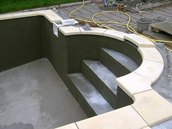 superfície de concreto para o revestimento pode ser impregnado com vidro líquido - que aumenta a resistência do cimento, por vezes,