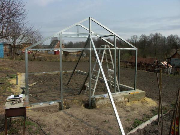 The greenhouse of the metal profile is built in several stages