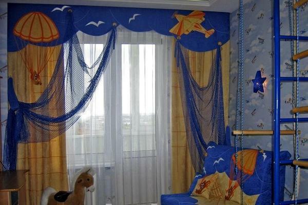 die Farbe der Vorhänge im Kinderzimmer für einen Jungen abholen, in erster Linie auf dem Alter des Kindes konzentriert