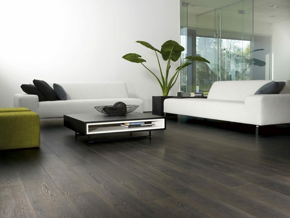 Gelap lantai coklat, dikombinasikan dengan dinding putih mengurangi area yang terlihat dari ruangan dan visual meningkatkan ketinggian.