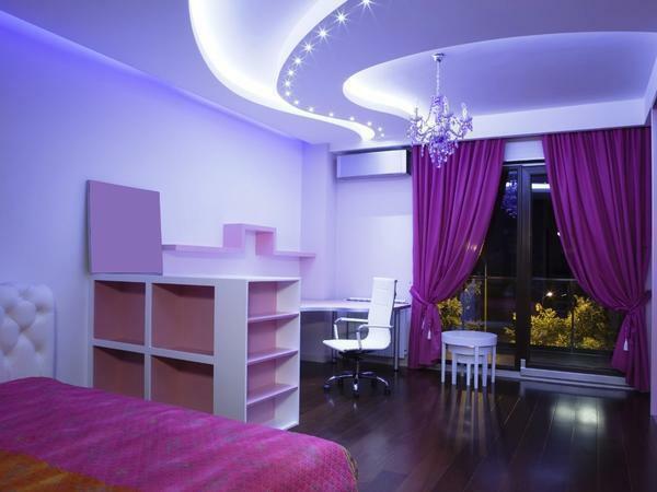 Višerazinski stropova možete samo opremiti spavaću sobu s dovoljnom visinom stropa