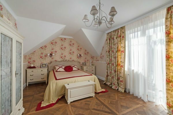 בחדר השינה יש את הכוח להטיל הדפס פרחוני ידי מילוי אותם לתוך קיר גב המיטה וטקסטיל חלון