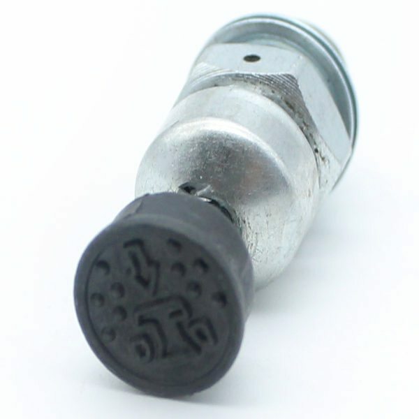 V slika dekompresijski ventil - majhne podrobnosti, vendar je pomembna funkcija za enostaven zagon žage Stihl MS 660 in zmanjšuje obrabo motorja