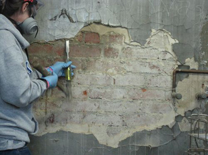 Repel the old plaster with a hammer and chisel