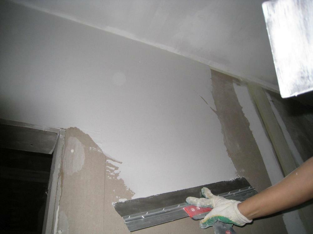 Gesso drywall sob o papel de parede: com as mãos, vídeo, se é possível para colar sem enchimento, como massa de vidraceiro