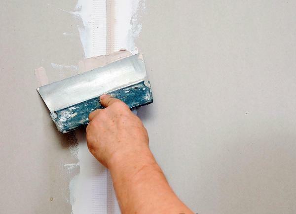 Begin to seal the gypsum cardboard joints with filler only after the room has a constant humidity and temperature