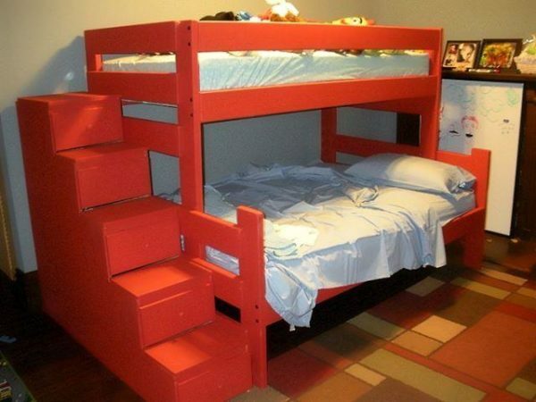 As may be additions, for example, set the level of the bed side boxes that facilitate lifting on the second tier, and adds storage space
