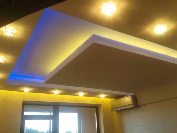LEDs de várias cores podem ser colocadas não só sobre o perímetro, mas em toda a superfície do tecto falso