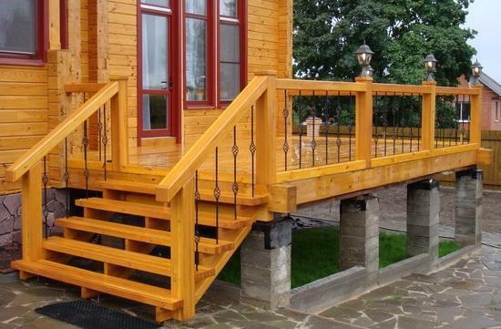 Pri drevených schodoch na verandu sa najlepšie hodí drevo pevné alebo polotuhé odrôd