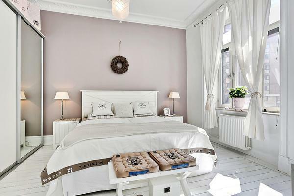 Sobe v skandinavski slog obešalniki in police brez kakršnega koli maskiranje razstavljena v spalnici