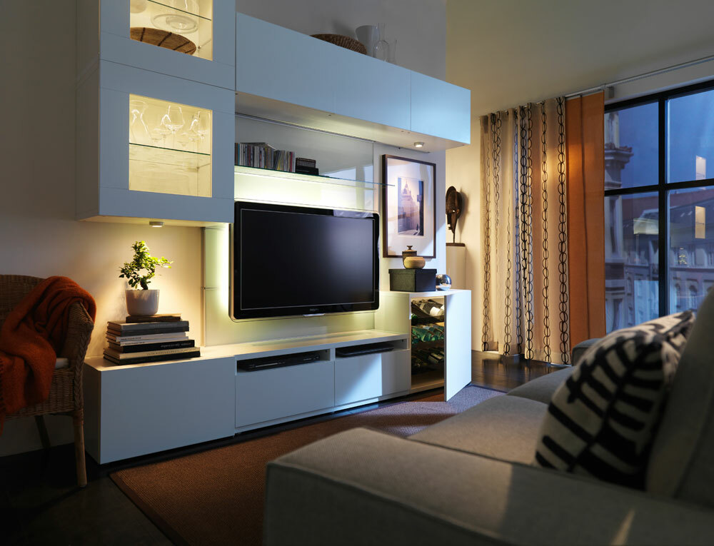 Interjers neliela dzīvojamā istaba: melns un balts dizains zālē mazā dzīvoklī