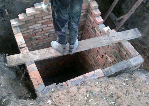 The cesspool made of bricks has a long service life and excellent performance properties