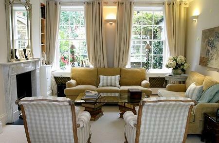 It is necessary to select such curtains for the windows, so that they correspond to the style in which the living room is made