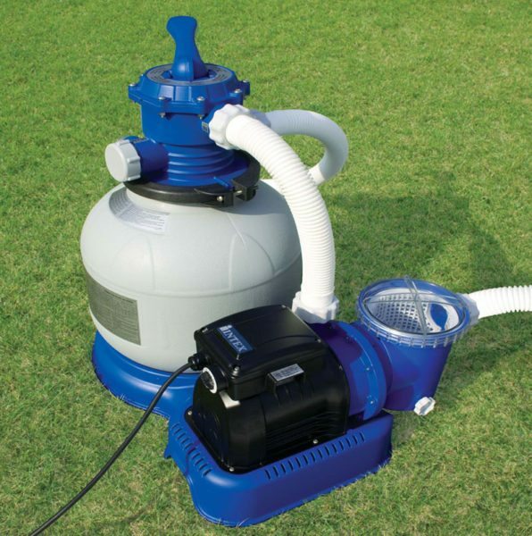 Water circulation pump provided with a filtering chamber