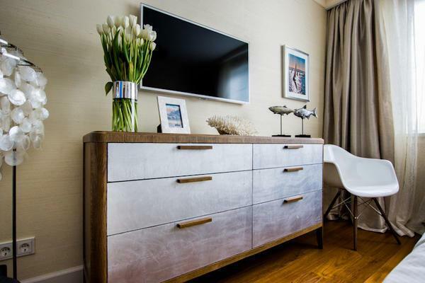 Narrow chests are not so capacious, but they take up little space and are very suitable for narrow bedrooms