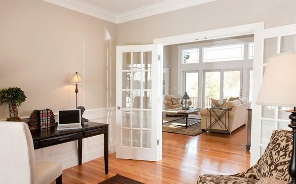 Baltas durvis ne tikai rotā dzīvojamo istabu, bet arī padara to vieglu un oriģinālu