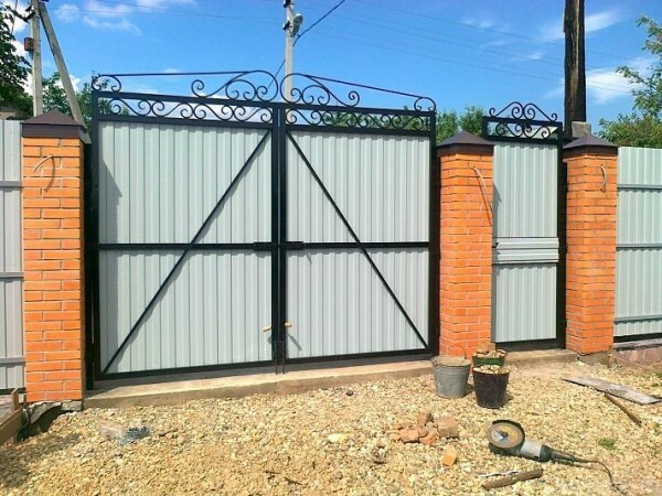 The design of swing gates simple and reliable