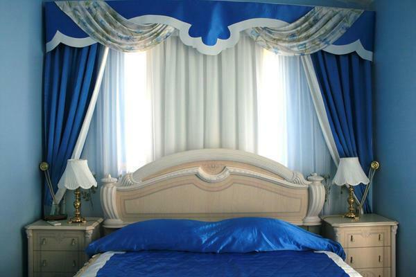 Mėlyna ir balta užuolaidos atrodys labai gražus ir elegantiškas jūsų miegamajame