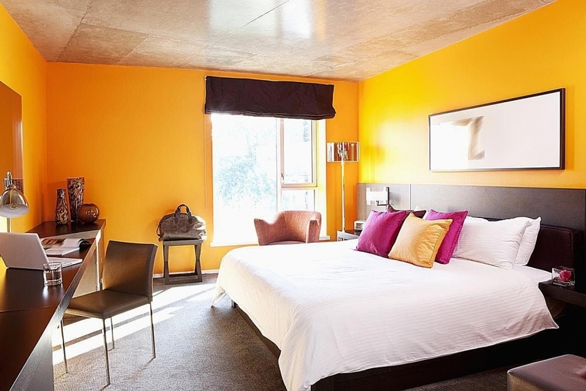 It is worth paying attention that the yellow - the color of vitality, so it is not recommended for people with decorated bedroom with sleep problems