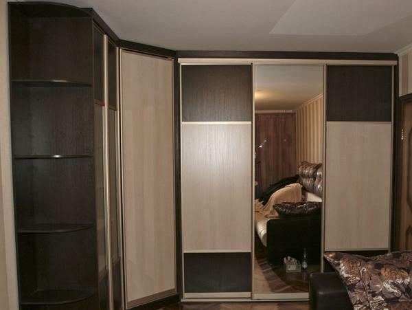 Banyak orang lebih suka memilih lemari sudut untuk kamar tamu, seperti furnitur selalu modis dan up to date
