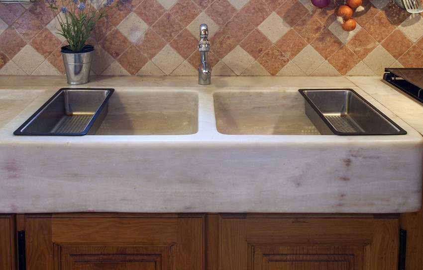 Kitchen sink terbuat dari batu buatan: karakteristik dan perawatan