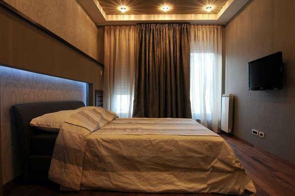 Ako je spavaća soba je uređena u klasičnom stilu, onda je bolje odabrati pozadinu tamne i duboke boje