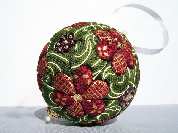 In the manufacture of Christmas balls in the style of patchwork can take part as adults and small family members