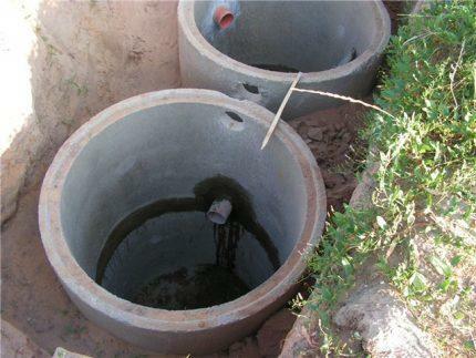 There is an opportunity to make a septic tank by hand without pumping, for maintenance which does not need to call special equipment