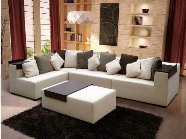 Kauč ​​za dnevni boravak u modernom stilu može biti ravno, pod pravim kutom ili nepravilnog oblika
