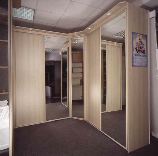 Untuk pintu masuk hall kecil lebih baik untuk memilih lemari kecil tapi praktis dan fungsional yang akan memegang banyak hal