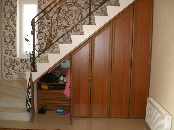 Ak je skriňa pod schodmi sa nachádzajú na chodbe, jedna z jeho častí môže byť vybavený pre ukladanie topánok