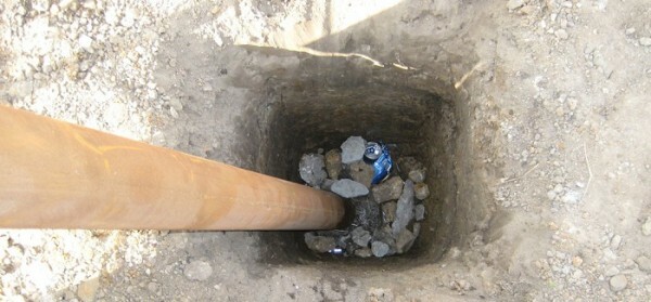 Eine Säule wird in der gewünschten Höhe auf den Steine ​​gebracht, woraufhin die Grube mit einem Füllstoff bis zur Oberseite gefüllt ist