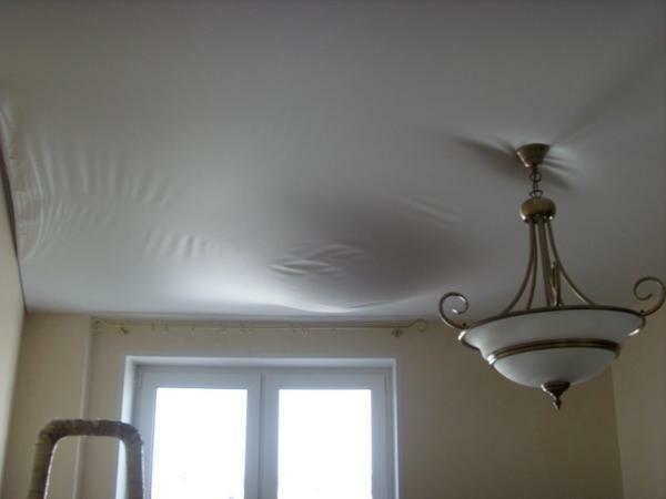 Pri delovanju, visečih stropov lahko pojavijo napake nizke kakovosti, ki zahtevajo popolno zamenjavo prevleke