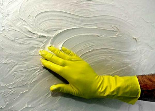 Hladké rozvody môže urobiť gumové rukavice, namočenou v mydlovej vode.