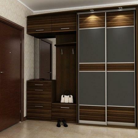 The closet is one of the pieces of furniture that must be present in any hallway