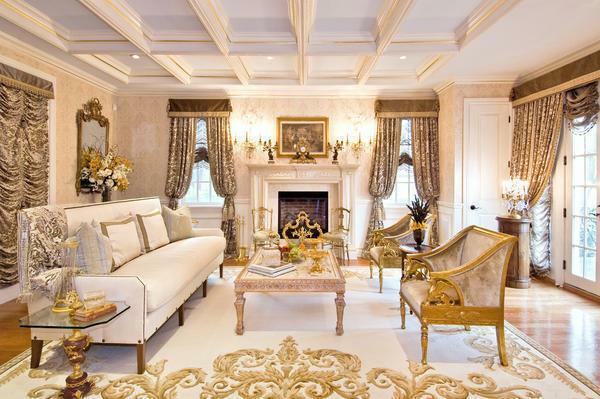 elemen wajib dari ruang tamu dalam gaya klasik kursi indah, meja, sofa bagus dan perlengkapan pencahayaan bergaya